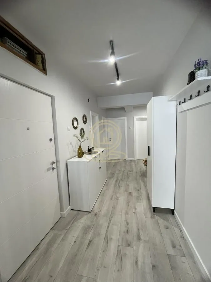 Izdavanje, četvorosoban stan, 120m², Pantelej, Niš