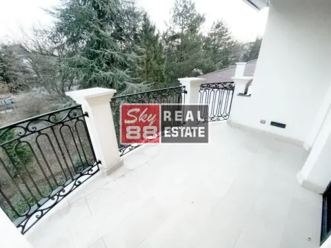 Izdavanje, četvorosoban stan, 175m², Savski Venac, Beograd - image 1