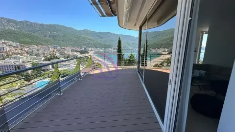 Prostrana terasa sa drvenom podlogom i pogledom na more i grad. - image 2