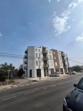 Pogled na spoljašnjost stambene zgrade i ulicu. - image 7