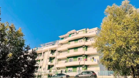 Pogled na spoljašnjost stambene zgrade sa terasama i zelenilom. - image 6