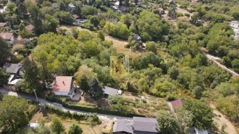 Pogled iz vazduha na imanje okruženo šumom i zelenilom. - image 5