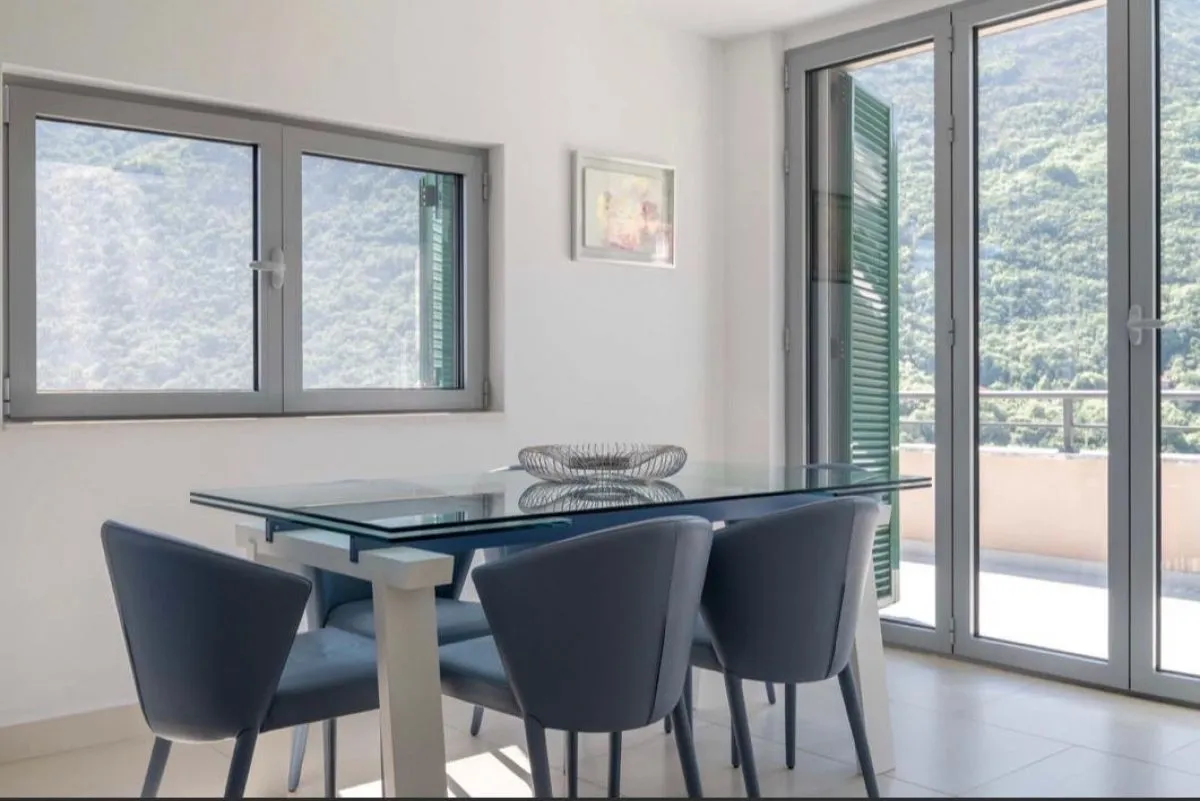 Prodaja, dvosoban stan, 90m², Morinj, Kotor