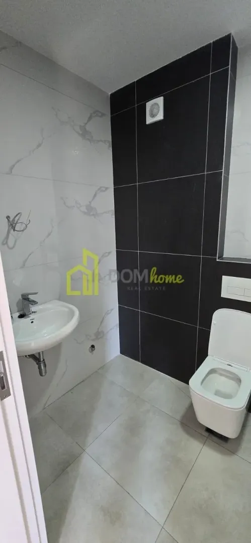 Savremeno opremljeno kupatilo sa umivaonikom i wc šoljom.
