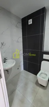 Savremeno opremljeno kupatilo sa umivaonikom i wc šoljom. - image 4
