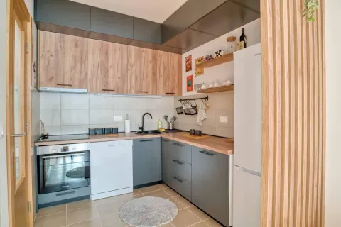 Moderna i opremljena kuhinja sa drvenim elementima. - image 3