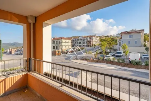 Natkriveni balkon sa metalnom ogradom i pogledom na ulicu i naselje. - image 13