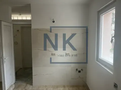 Pogled na dio prostorije u izgradnji sa keramičkim pločicama na zidu i prozorom. - image 2