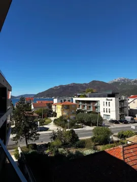 Pogled sa terase na naselje, more i planine. - image 7