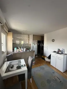 Dnevni boravak sa trpezarijom i otvorenom kuhinjom. - image 3