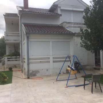 Dvospratna kuća sa popločanim dvorištem. - image 15
