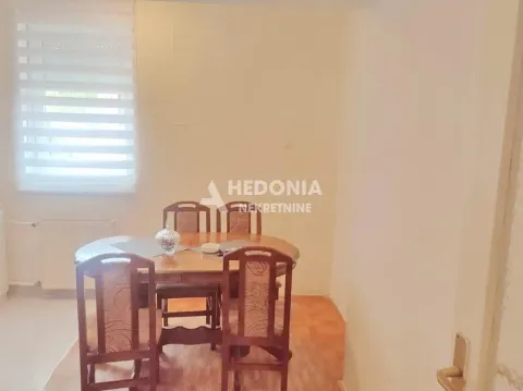 Trpezarija sa drvenim stolom i stolicama pored prozora. - image 4