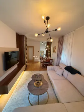 Dnevna soba sa garniturom, stočićima i televizorom. - image 2