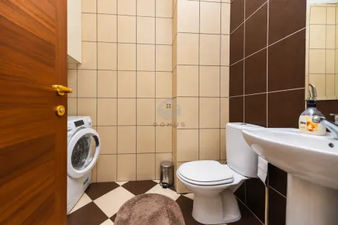 Kupatilo opremljeno toaletom, umivaonikom i veš mašinom. - image 24