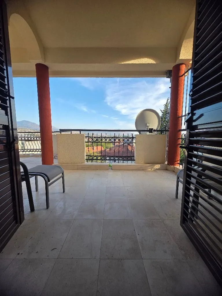 Spacious covered terrace with a view of the surroundings.