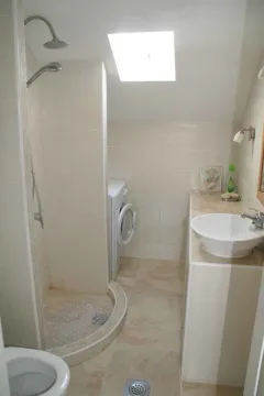 Svijetlo kupatilo sa tušem, lavaboom i veš mašinom. - image 20