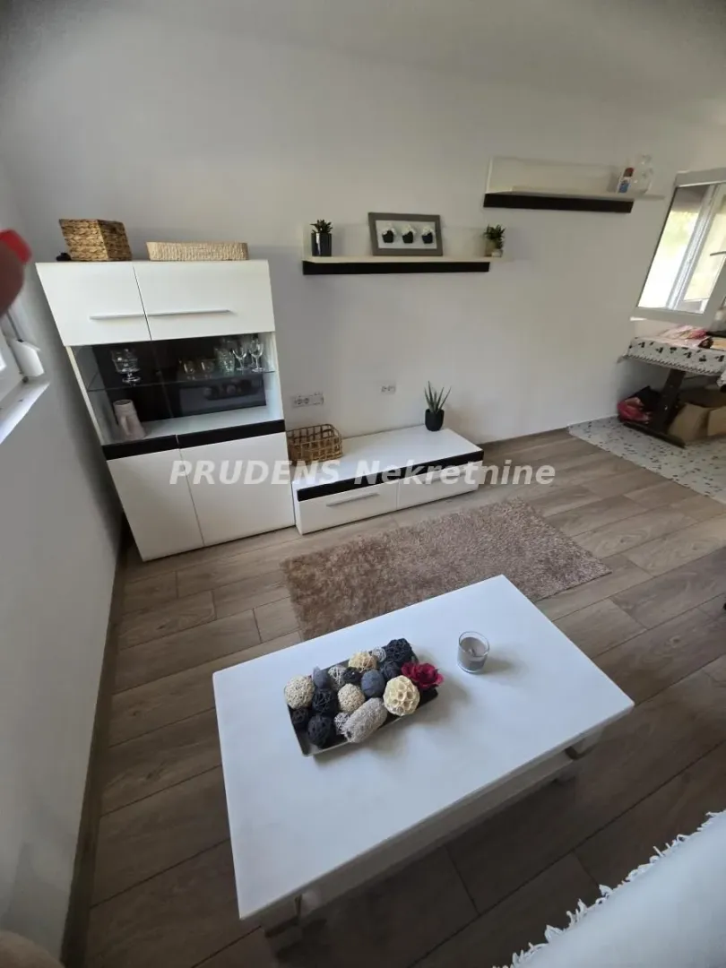 Living room with a sofa set, coffee table and chest of drawers.