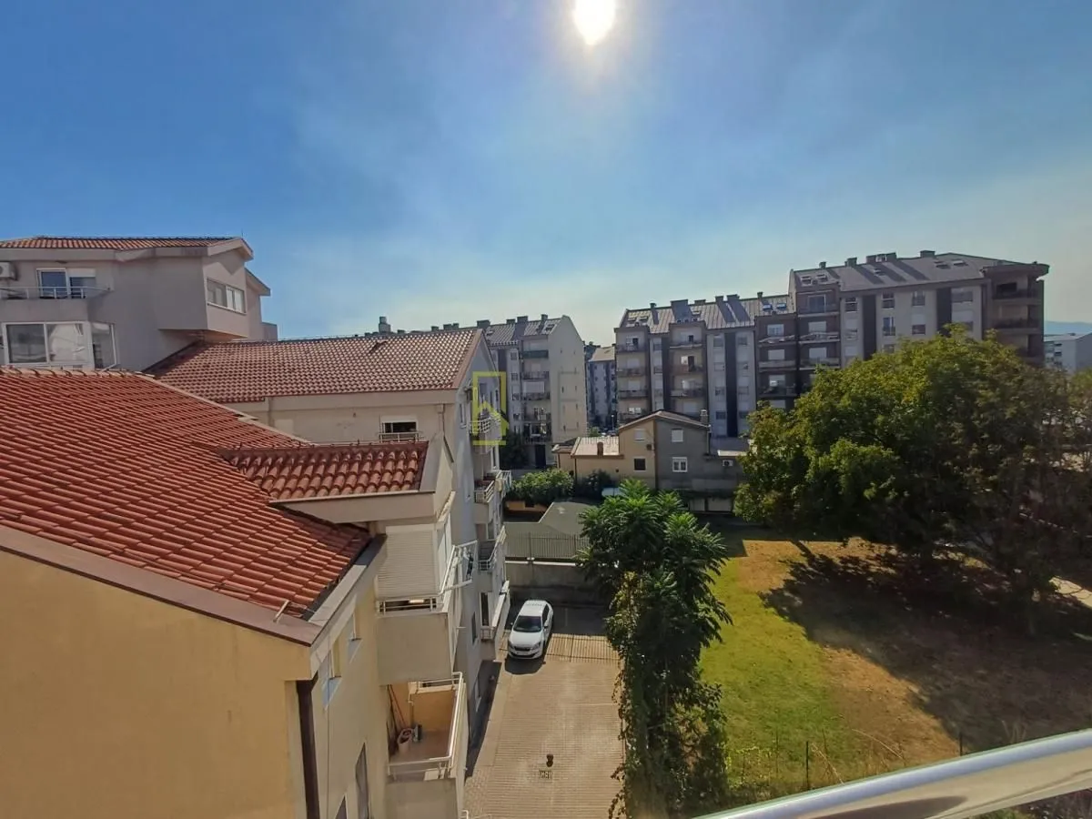 Pogled sa terase na okolne zgrade i naselje.