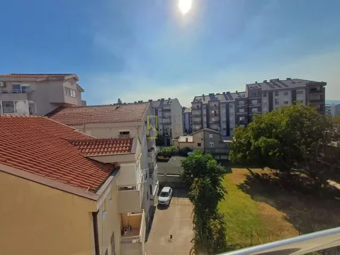 Pogled sa terase na okolne zgrade i naselje. - image 11