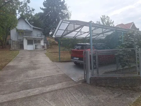 Dvorište kuće sa parkingom i nadstrešnicom za automobile. - image 8