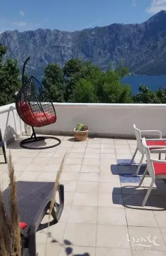 Namještena terasa sa garniturom za sjedenje i pogledom na more i planine. - image 29