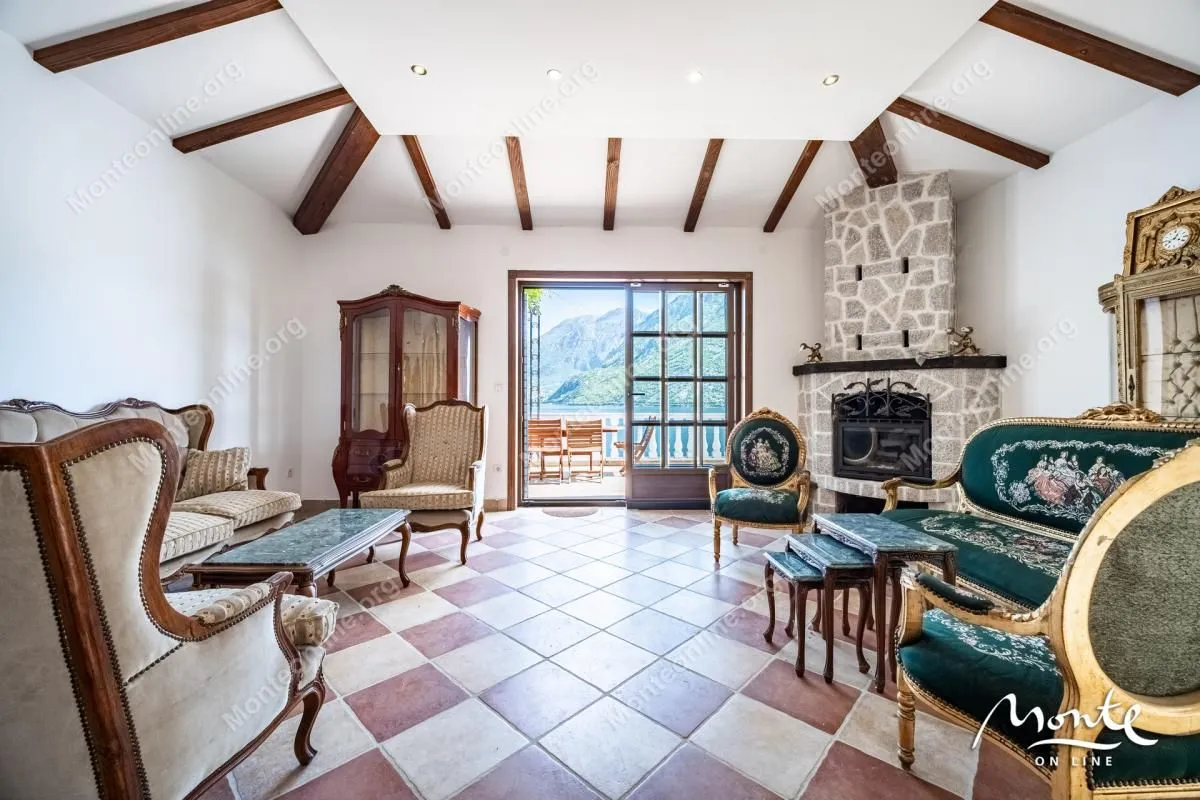 Prodaja, dvosoban stan, 92m², Kostanjica, Kotor