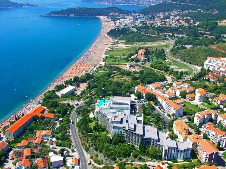 Pogled iz vazduha na obalu, plažu i naselje.