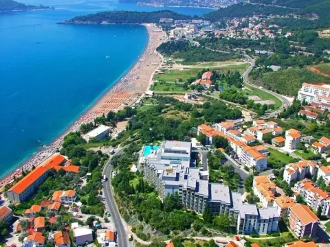 Pogled iz vazduha na obalu, plažu i naselje. - image 2