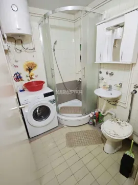 Kupatilo opremljeno tuš kabinom, umivaonikom, toaletom i veš mašinom. - image 3