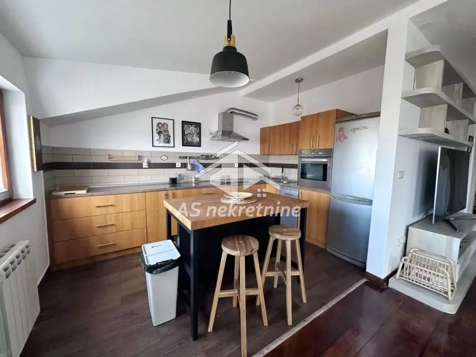Izdavanje, trosoban stan, 87m², Čubura, Beograd
