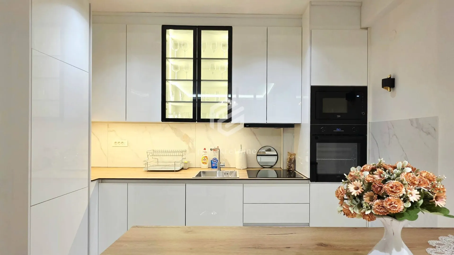Izdavanje, dvosoban stan, 88m², Centar, Podgorica