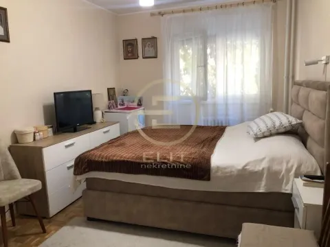 Nameštena spavaća soba sa bračnim krevetom, komodom i televizorom. - image 7