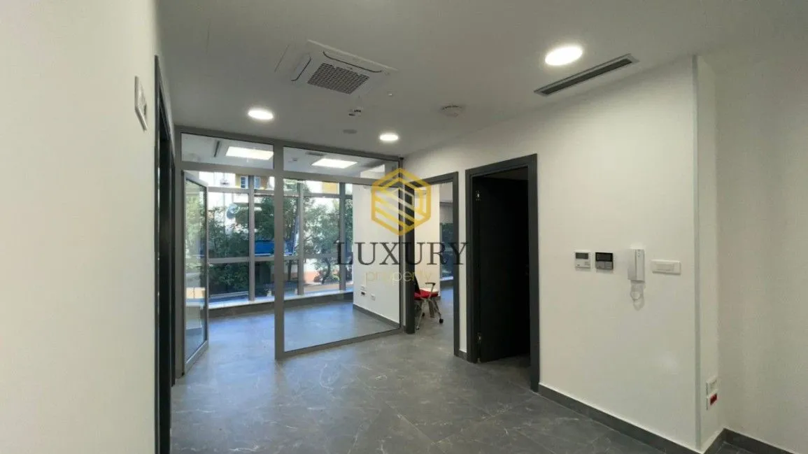 Izdavanje, poslovni prostor, 76m², Centar, Podgorica