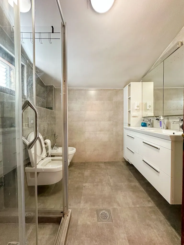 Izdavanje, kuća, 220m², Stari Aerodrom, Podgorica