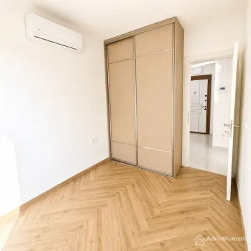 Manja spavaća soba sa ugradnim ormarom, klima uređajem i laminatom u riblju kost. - image 6