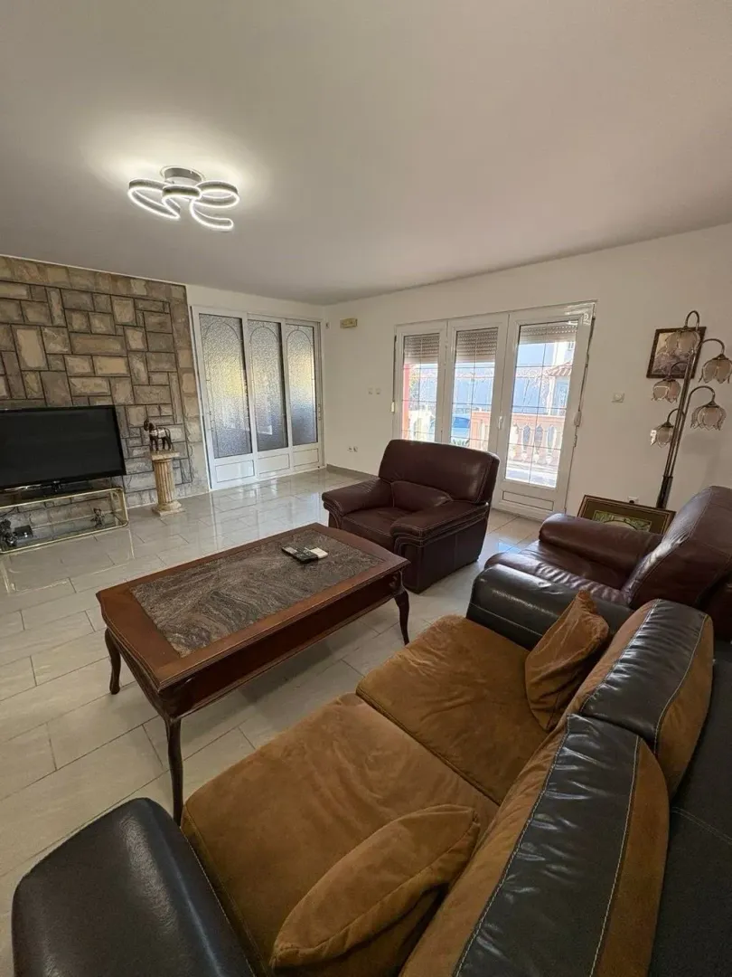 Izdavanje, kuća, 350m², Zlatica, Podgorica