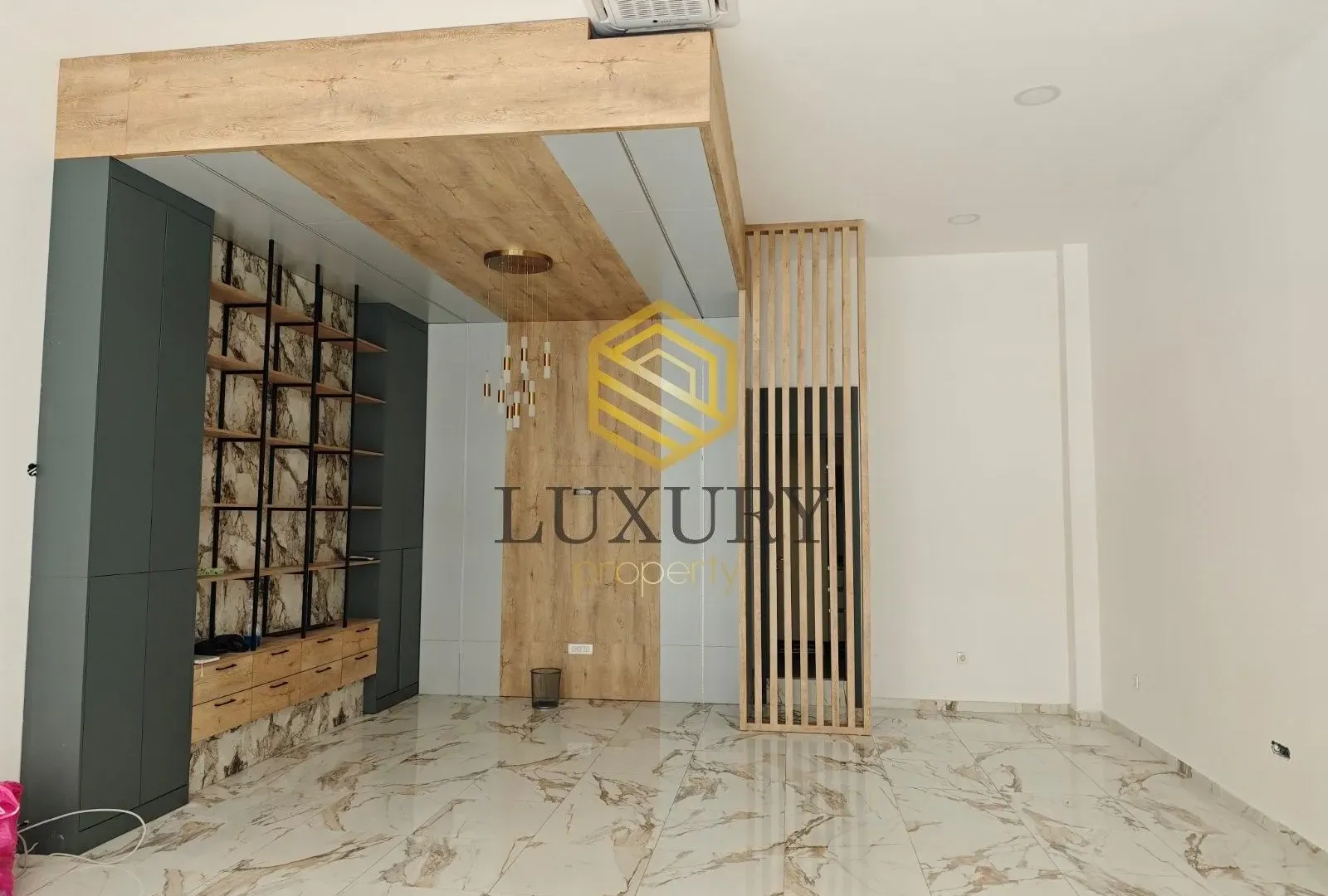Izdavanje, poslovni prostor, 54m², Central Point, Podgorica