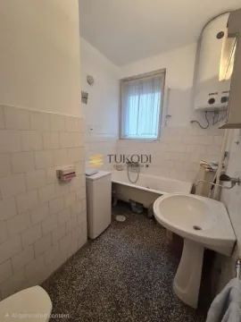 Starije kupatilo sa kadom, umivaonikom i bojlerom. - image 12