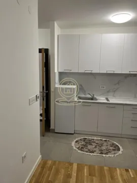 Moderna bela kuhinja sa sudoperom i visećim elementima. - image 6