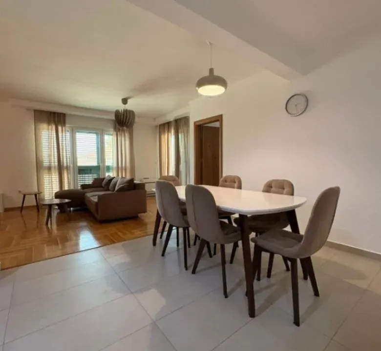 Izdavanje, trosoban stan, 100m², Kalimanj, Tivat