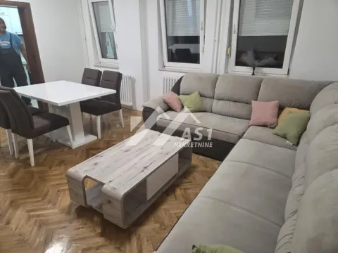 Dnevna soba sa garniturom, stočićem i trpezarijskim stolom sa stolicama. - image 3