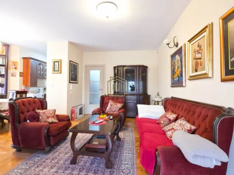 Izdavanje, trosoban stan, 96m², Stari Aerodrom, Podgorica - image 1