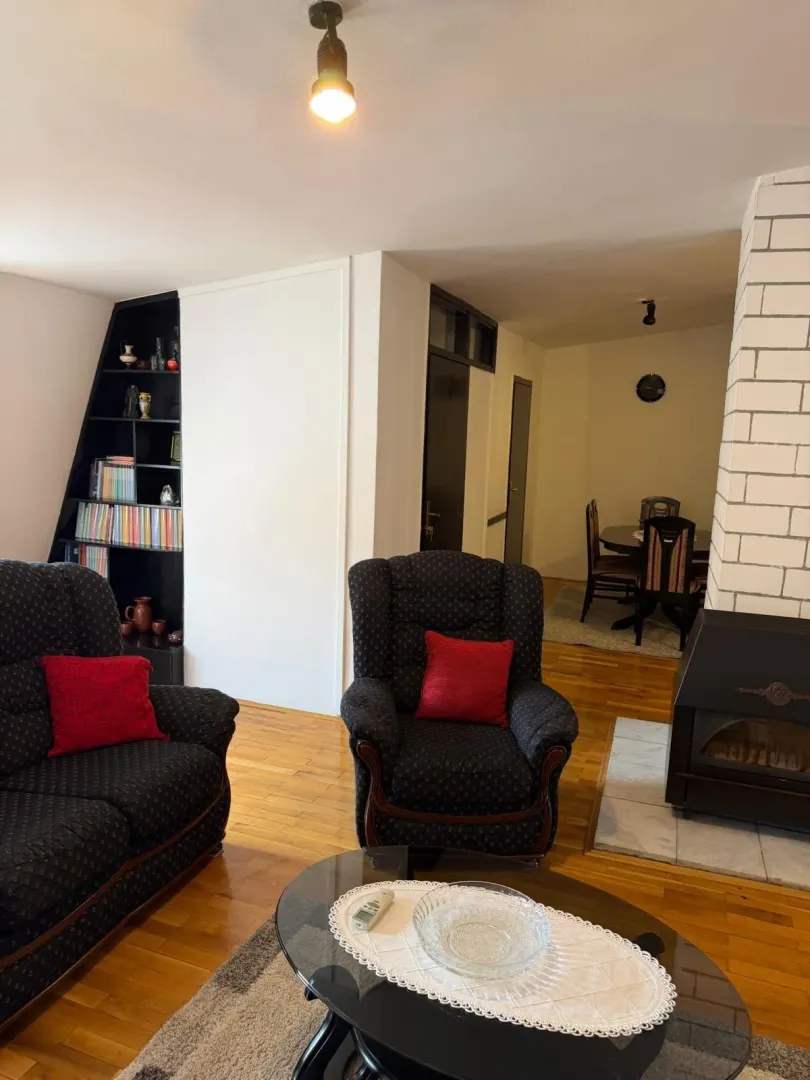Izdavanje, dvosoban stan, 82m², Centar, Cetinje