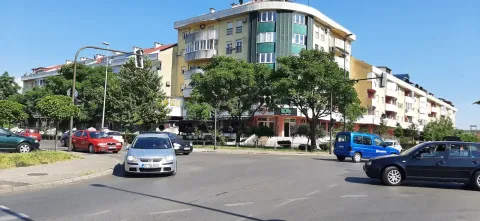Pogled na višespratnu stambenu zgradu sa okolnim ulicama i saobraćajem. - image 2
