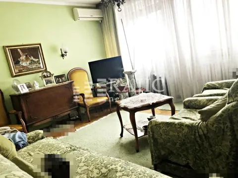 Traditionally furnished living room with sofa set and period furniture. - image 5