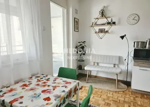 Manja trpezarija sa stolom, klupom i izlazom na terasu. - image 5