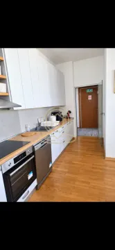 Moderna kuhinja sa belim elementima i ugrađenim aparatima. - image 6