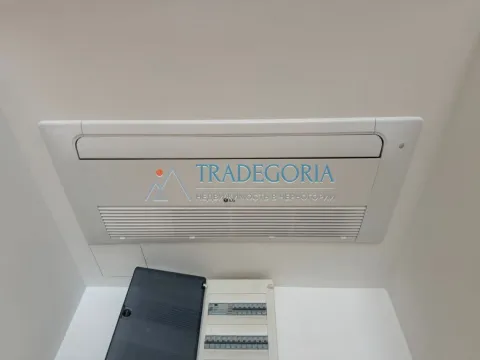 Kasetni klima uređaj montiran na plafon i električni razvodni ormarić na zidu. - image 11