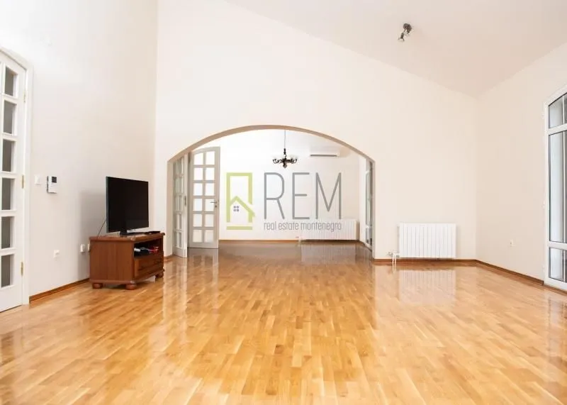 Prodaja, kuća, 460m², Zagorič, Podgorica
