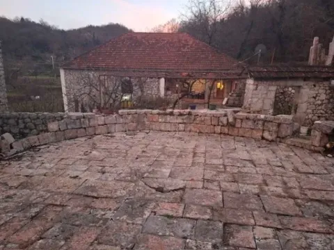 Izdavanje,  kuća, 177m2, Gornji Ceklin, Cetinje